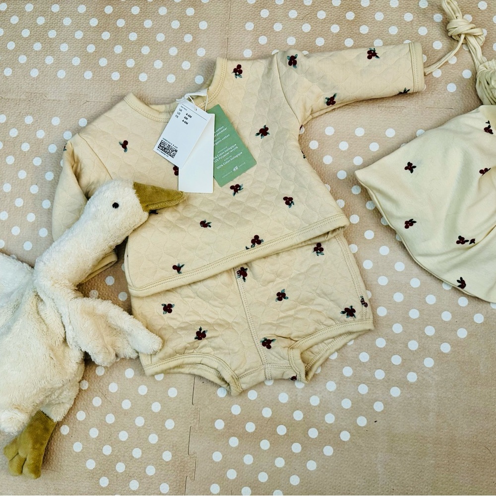 NWT H&M Organic 4 Piece Quilted Lignonberry Holiday Set